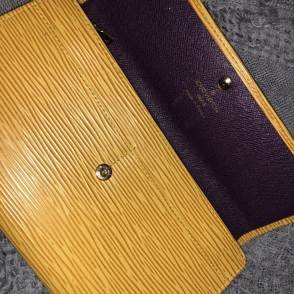 💯 Authentic Louis Vuitton EPI Sarah Wallet - Picture 2 of 3